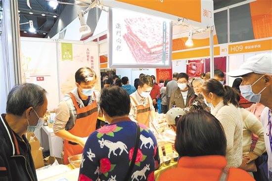 不少市民在展会摊位前品尝、购买澳门特色美食。
