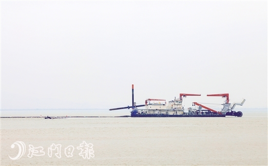 昨日,崖门出海航道二期工程举行动工仪式。工程建成后,大型货物可通过万吨级船舶直达新会区港口,大大减轻陆上交通压力。