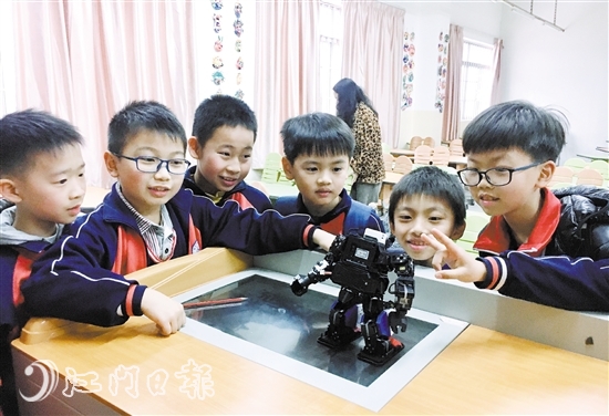 同学们围观跳舞机器人。