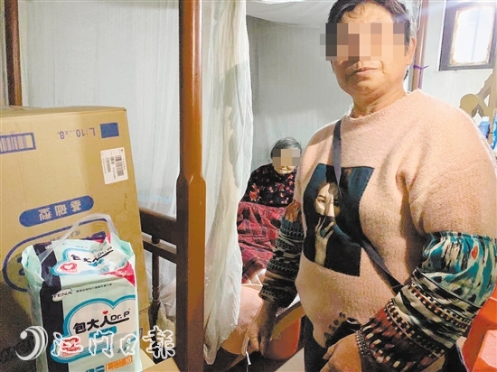 容姨收到了8大箱成年人纸尿布。