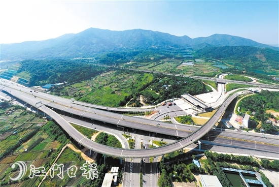 蓬江区的交通网络四通八达.图为江鹤高速与迎宾西路.