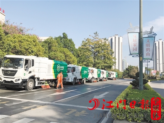 鹤山引入第三方专业公司，投入一批先进机械化环卫作业设备，提升城市环卫工作水平和效率。