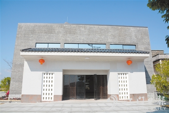 陈山火龙文化馆用传统青砖砌成的正门十分引人注目，搭配现代博物馆式的简约设计风格，大气而美观。