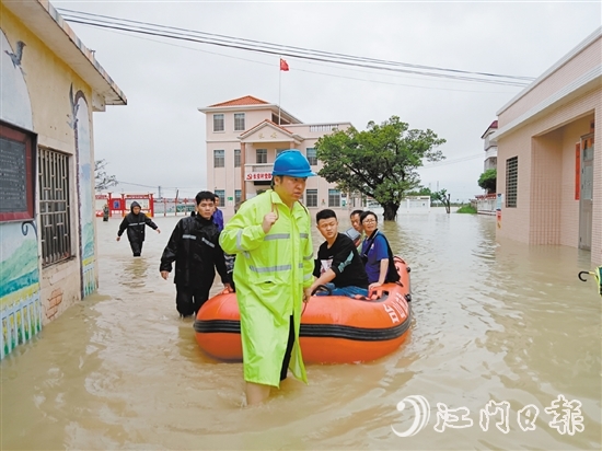 谷文强拉起皮艇，蹚着洪水，在村里挨家挨户转移群众。