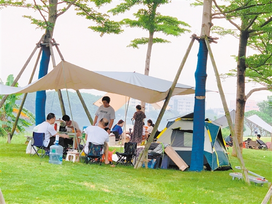 不少市民喜欢到公园露营。
