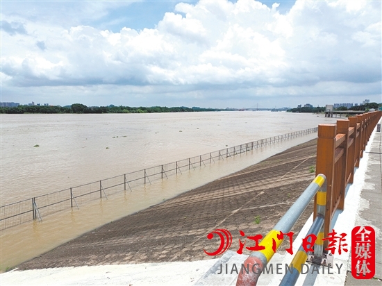 近年来，鹤山市投入6.12亿元，完成西江大堤加固及环境整治工程。