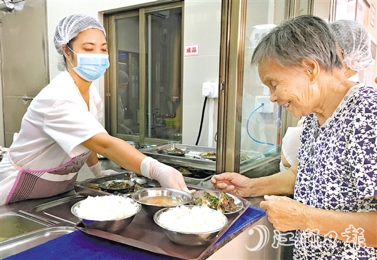 长者食堂帮助老年人解决日常用餐需求。