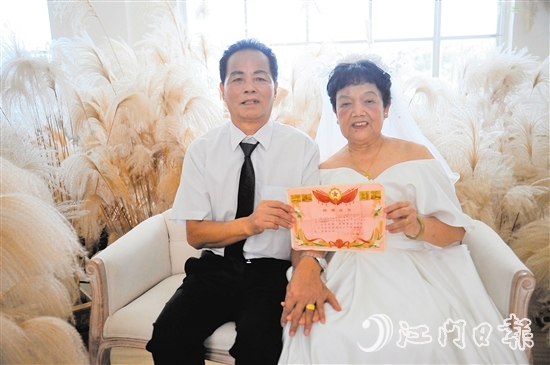 赵汝行和欧阳翠送夫妻展示了两人的结婚证书。