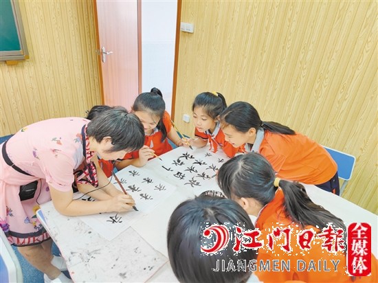 很多学校在“推普周”开展了书法比赛和教学活动。