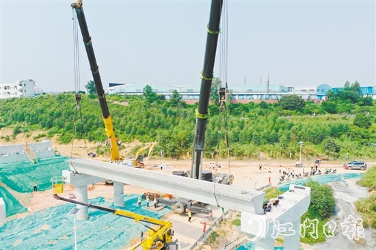 9月16日早上，江鹤高速公路改扩建工程项目首片梁成功架设。郭永乐