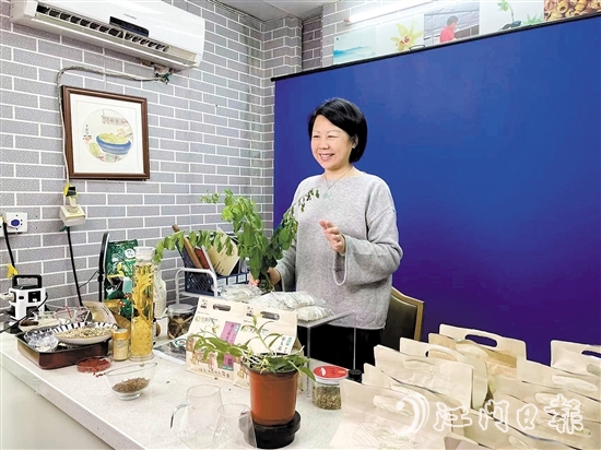姚红英在直播间推介有机仙草面。