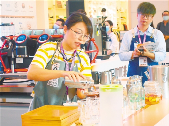 参赛选手现场制作咖啡.