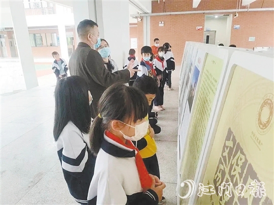 展览让广大学生不出校园就能“零距离”欣赏开平市各级文物保护单位风采。