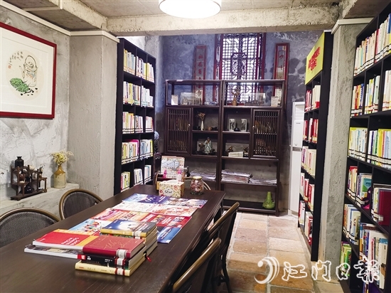 一屋“粤书吧”以新旧文化交织的方式，让旅客感受江门历史文化魅力。