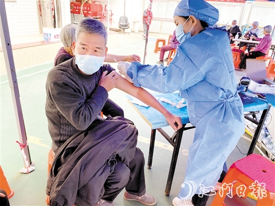 江海区老年人积极接种新冠病毒疫苗。礼乐街道供图