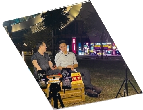 江门交通国旅总经理容柏钊（左）通过直播讲旅游。