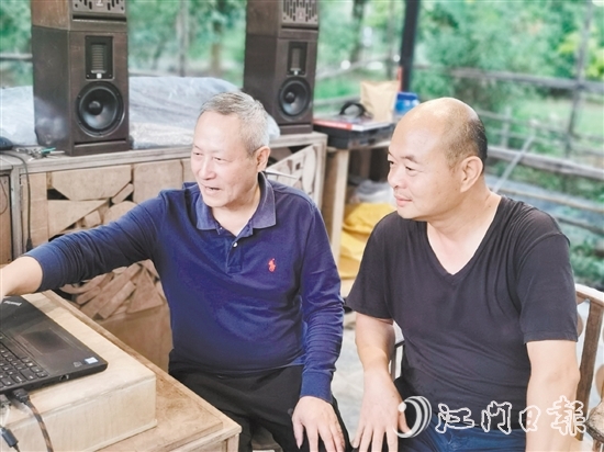 刘振庆与余万明（右）共同研究调音台。
