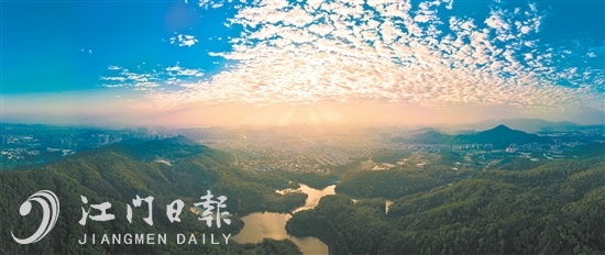 1月1日，清晨，阳光穿透云层，照耀着江门市区。