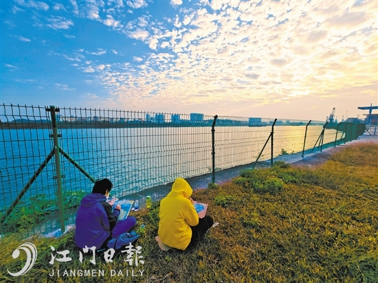 在蓬江国际马拉松公园，绘画爱好者描绘新年第一天的阳光。
