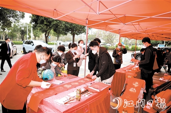 市民积极参与招商银行江门分行举办的2023年新春年俗文化节。