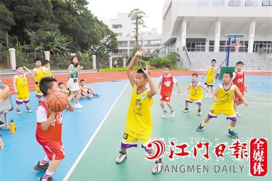 里仁小学举办篮球赛。