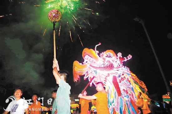 大年初一晚上，钱塘彩龙巡演举行，深受群众欢迎。这项活动至今已有近500年历史。