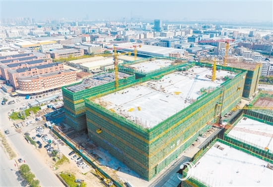 宝士制冷新厂房的建设工地一派热火朝天的景象。邱昱