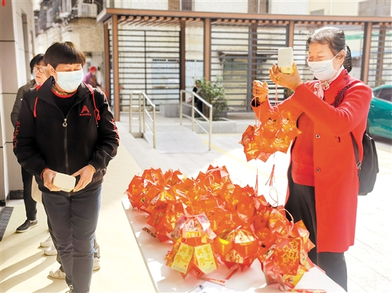 灯笼吸引居民驻足拍照观看。江南街道供图