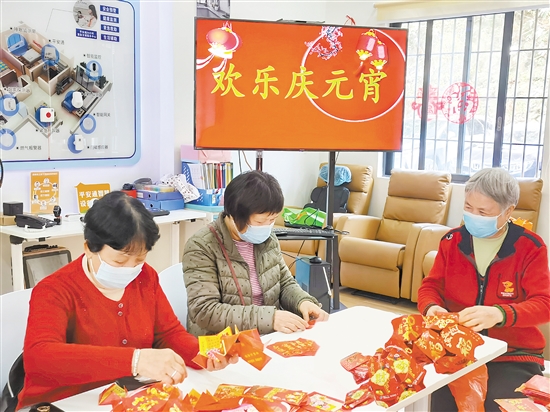 江南街道居家养老服务站长者亲手制作“利是封灯笼”。江南街道供图