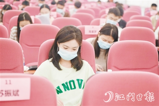 参赛选手认真答题。