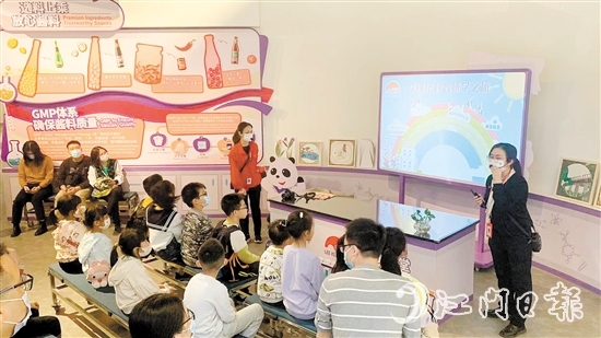 在江门市李锦记科普基地，讲解员正在给参观者们科普环保知识。