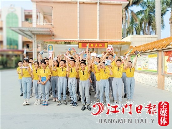 五和小学学生在学校的“和美银号”用积分兑换礼品。
