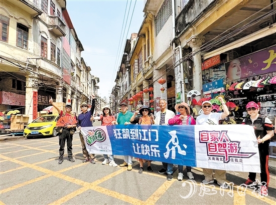 上海游客在《狂飙》取景地之一——长堤历史文化街区合影留念。