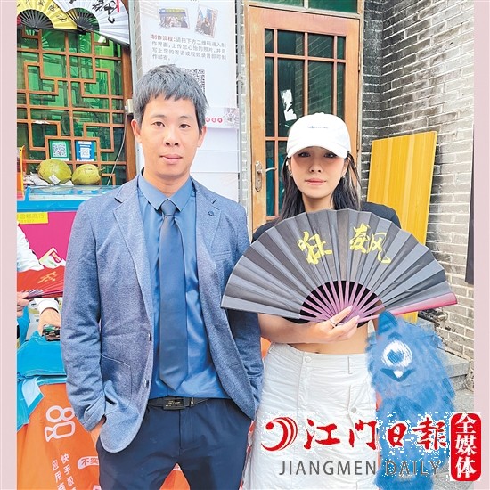 市民文永发扮演“安欣”，吸引游客关注。