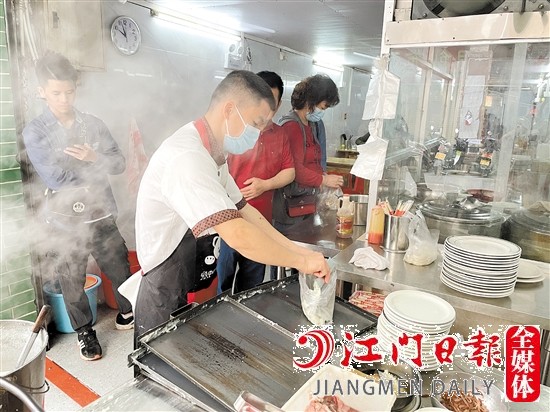由于客流量增加了，河记肠粉店每天延长营业2小时。