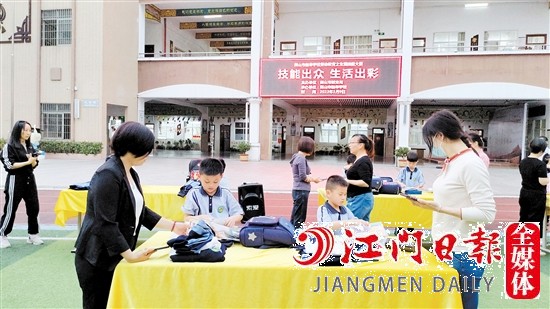 参赛的学生胸有成竹，动作流畅。