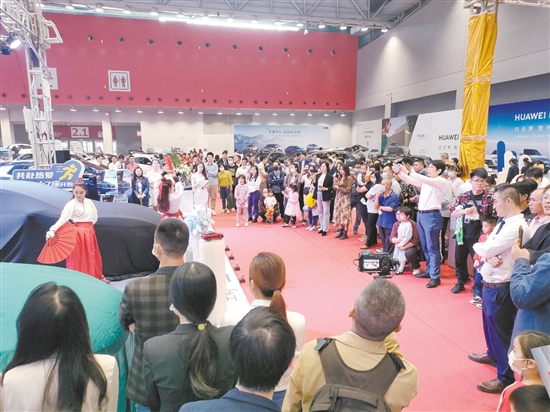 车展现场各种活动精彩不断，吸引了众多市民观看。