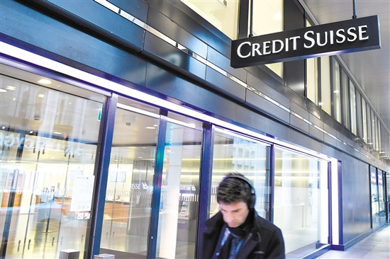 3月16日，在瑞士日内瓦，一名男子走过瑞士第二大银行瑞士信贷银行。