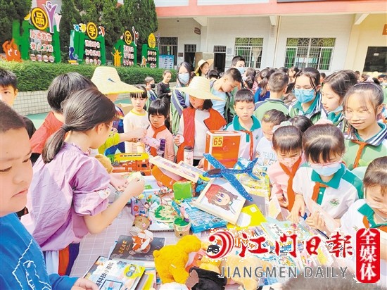 会城城郊小学开展“跳蚤市场”义卖活动。