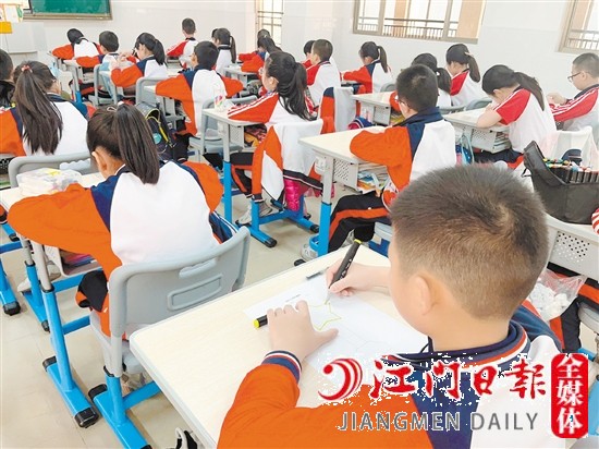 新会东区学校开展心理健康主题班会课，同学们绘制心理能量塔。