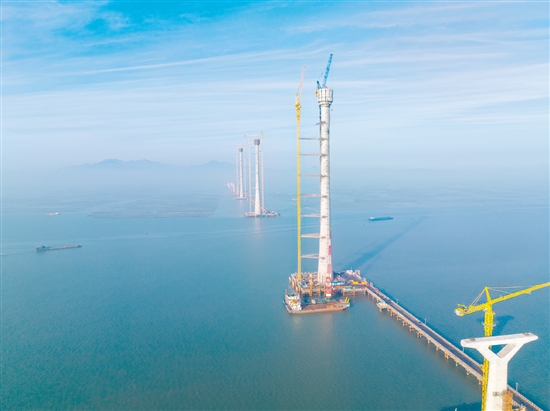黄茅海跨海通道项目主塔以“定海通天”之势屹立在黄茅海海域上。