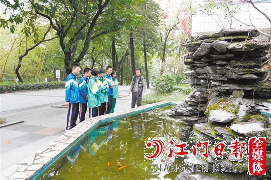 鹤山一中学生在老师的带领下对景观水池进行改造。