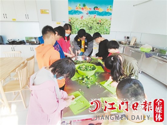 鹤山市特殊教育学校学生在实践基地洗、切西兰花。学校供图