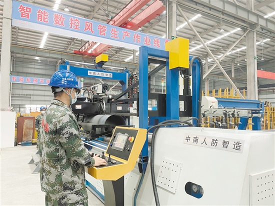中南人防智造产业园项目一期正式投产。图为园区智能生产车间。