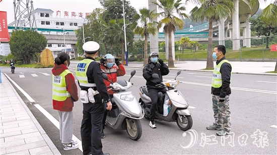 社区交警积极发动社区群众自管自治。