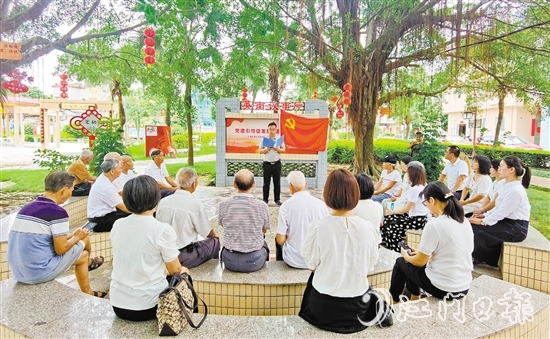 江海区礼乐街道英南村在榕树下的村民议事会中开展政策宣传。资料图片