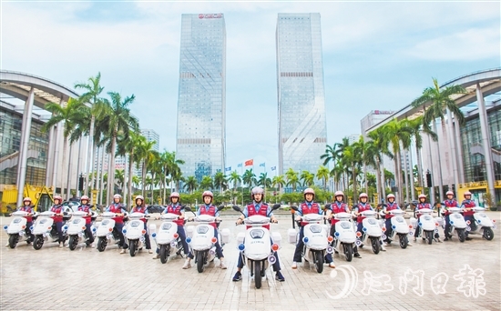 2022年，江门组建起4100多人的专职智慧网格员队伍。图为江门智慧网格员整装待发。