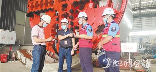 江门创新建立园区网格化管理服务体系，全市工业园区共设置829个网格。图为网格员进企业开展服务。