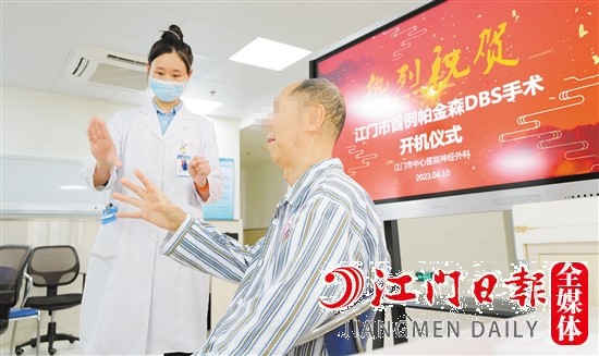 开机后，通过调整脑起搏器刺激参数，患者双手灵活自如。