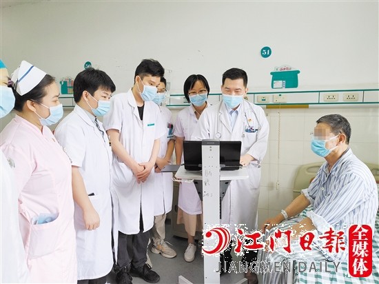 石青带领团队查房，为患者检查身体情况。